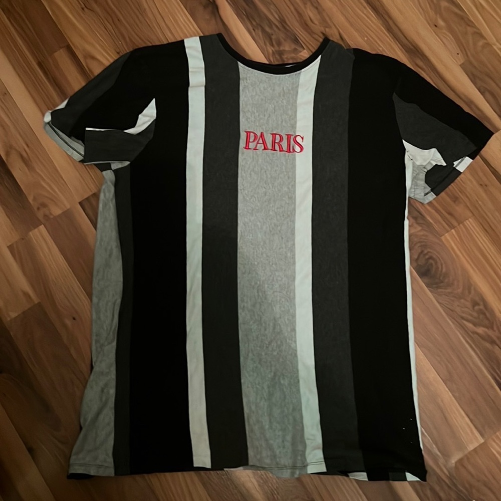 Selling this amazing Paris t-shirt made by rue 21 for men in good condition.